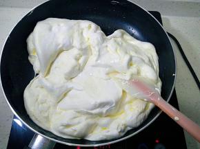 小火不停的翻炒棉花糖全部融化。