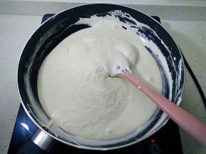 加入奶粉继续翻炒。
