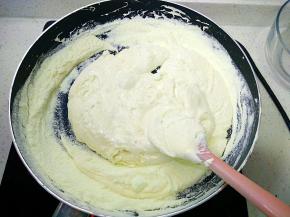 将棉花糖和奶粉充分搅拌均匀。