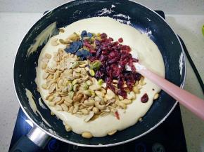 加入花生仁蔓越莓干等，或者其它个人喜欢的辅料，这时就可以关火了。