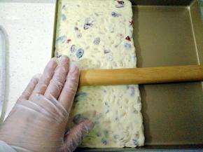 用擀面杖把表面擀平整，在用刮板配合整形边缘，放入冰箱冷藏一小时定型。