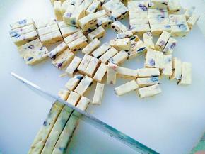 取出切条，再切成大小薄厚均匀的小块，包上糖纸即可。