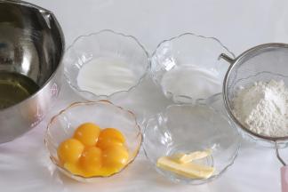 1、准备好食材，蛋黄，蛋白需要称重，蛋黄大约用了5.5个，蛋白2.5个。