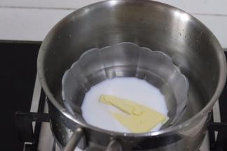 2、牛奶和黄油，隔温水融化，待用。