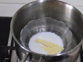 2、牛奶和黄油，隔温水融化，待用。