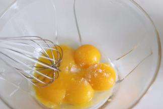 3、鸡蛋加入细砂糖。