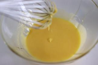 4、搅拌均匀，且颜色发白的状态。