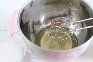 5、蛋白打散，加入2-3滴柠檬汁后，分约2次加入细砂糖打发蛋白。