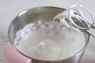 6、直到状态细腻有光泽，拉起打蛋头，出现弯钩的状态即可。