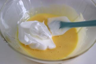 7、取约1/3的蛋白霜和蛋黄翻拌混合均匀。