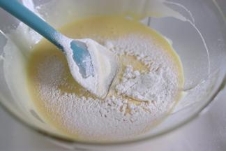 8、分2-3次筛入低筋面粉，每次的面粉都需要翻拌匀后再筛入。