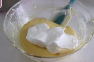 9、混合好后，分2次放入剩余的蛋白，继续翻拌均匀。