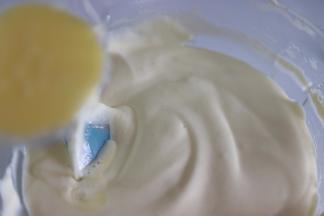 12、淋撒到蛋糕糊中，翻拌均匀。