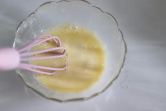 11、之前做好的牛奶黄油液体，再次搅拌均匀。