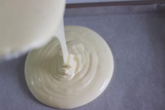 13、倒入准备好的烤盘中，用到了学厨的13寸长方形浅烤盘33*23* 2.5cm。