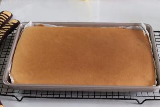 16、出炉后倒扣到晾网上，撕掉油纸。再翻转过来。晾凉