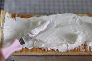 19、抹到蛋糕片上。