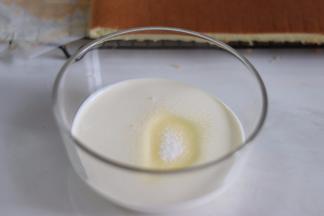 18、先做裹入的淡奶油，加入糖粉或细砂糖，打发到约8-9分比较硬的状态。