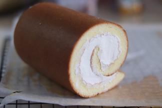 21、然后借助油纸，擀面杖或者直接徒手卷起。