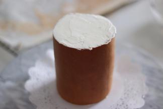 22、垂直放起来，上部涂抹奶油，使其平整。