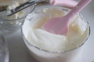 23、奶盖的淡奶油继续打发，大约6-7分发，有些许流动性的时候，即可。