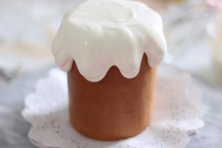 24、顶部倒入适量奶油，用小勺控制流向，做平整即可。