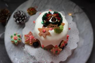 25、根据自己喜好，来装饰，蛋糕卷蛋糕就完成啦。