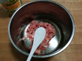 肉糜放入盆中，放入半小勺盐