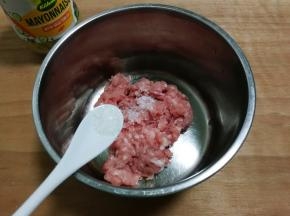 放入半小勺糖
