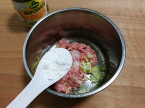 放入四尖勺玉米淀粉