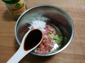 放入两勺生抽