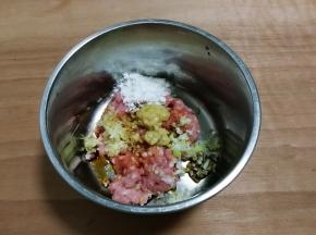放入适量清水