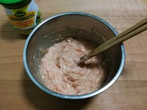 顺时针搅拌至有粘性的肉糊放入冰箱冷藏一小时