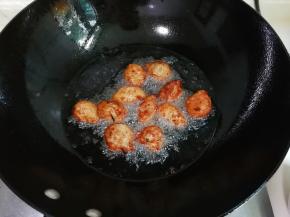 翻面再炸至金黄，中途勤翻面炸