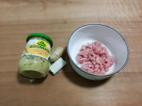 准备好食材：肉糜，蛋黄酱，大葱，姜