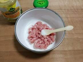 肉糜放入半小勺盐