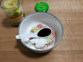 放入一勺生抽