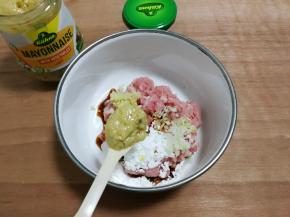 放入两勺蛋黄酱