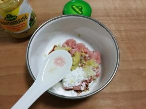 放入适量清水