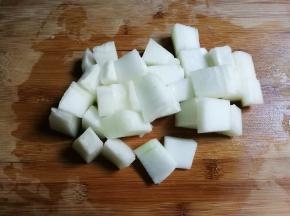 冬瓜削去皮切成块