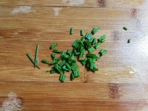 小葱洗净切成葱花