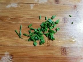 小葱洗净切成葱花