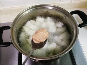 锅中放入冬瓜和适量清水烧开，调小火，勺子挖出适量肉糜，放到锅里盖上锅盖中火烧开至圆子漂浮起来