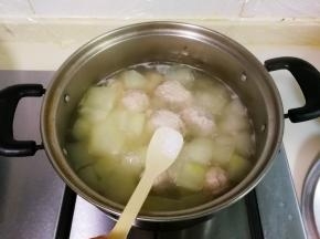 放入少许鸡精