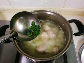 放入葱花，滴几滴香油