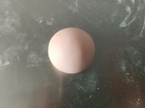 材料是2个圣诞老人的量，粉色面团先用模具压出4个胳膊来（没有模具的可以搓成小圆柱来当胳膊），剩余的平均分成两份，揉圆，做圣诞老人的头