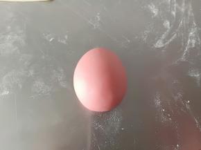 红色面团分别揉出2个35克的面团做身体