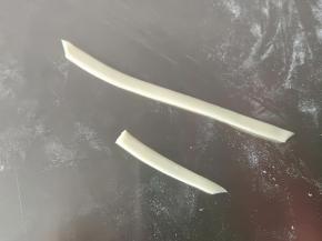 白色面团适量擀薄片，切两个长条