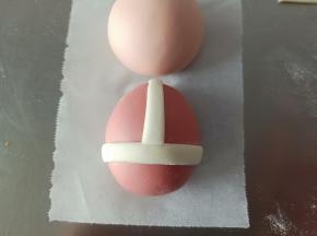 如图粘到身体上