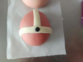 一丢丢黑色面团做装饰